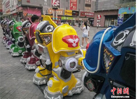 西安街頭現“戰火金剛”玩具 20元玩5分鐘